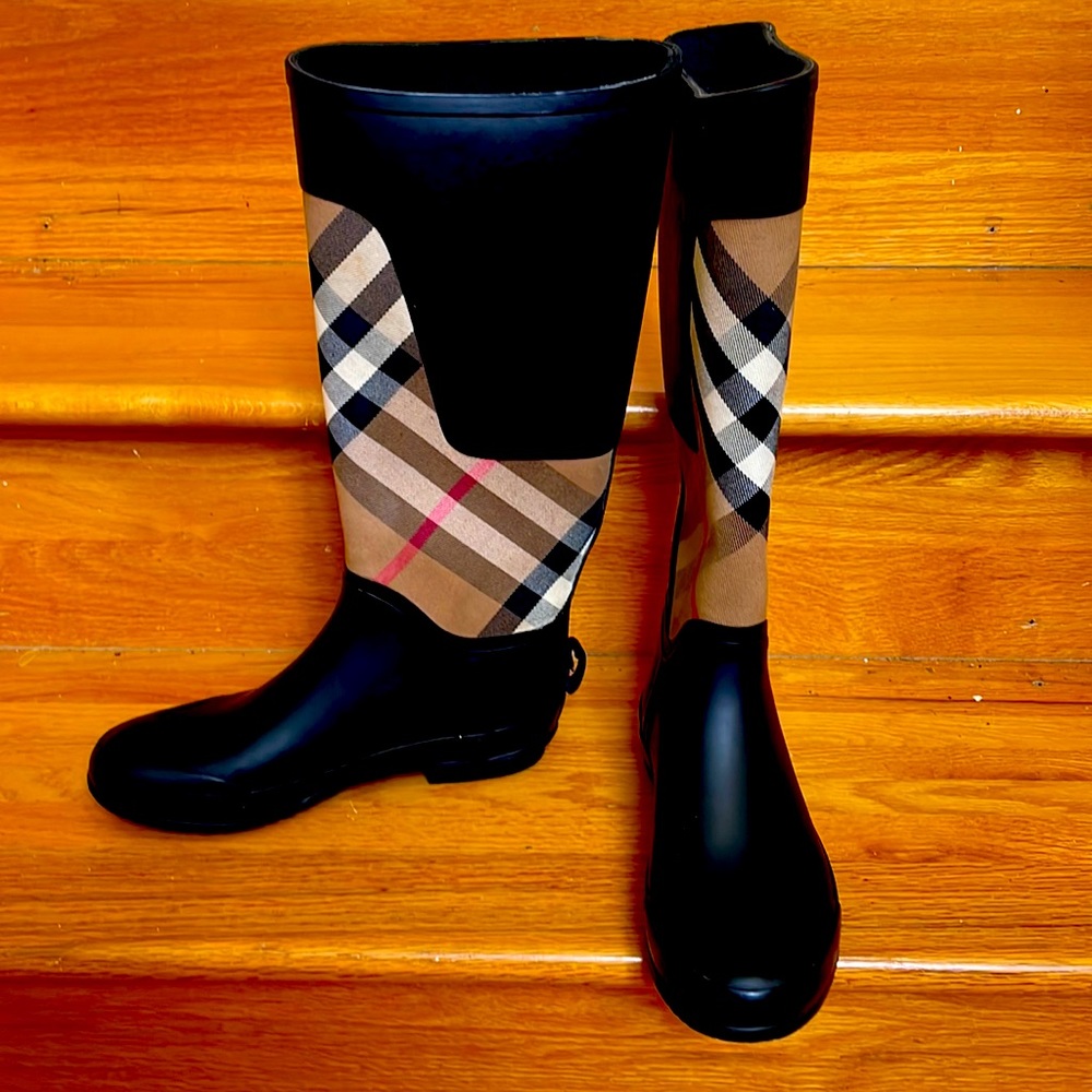 Burberry Rain Boots size 8.5 womens